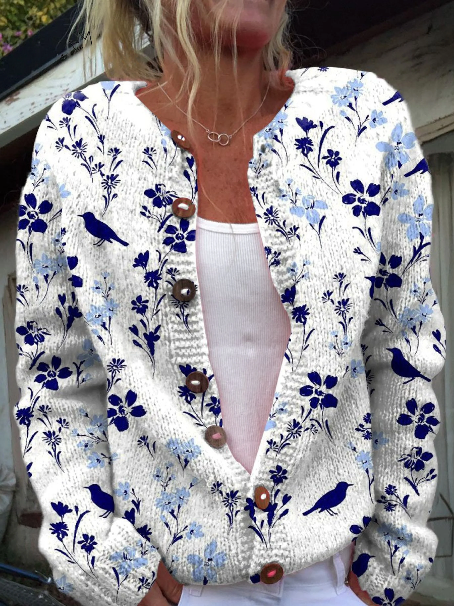 Suéter Cardigan com Botões e Estampa Vintage de Flores
