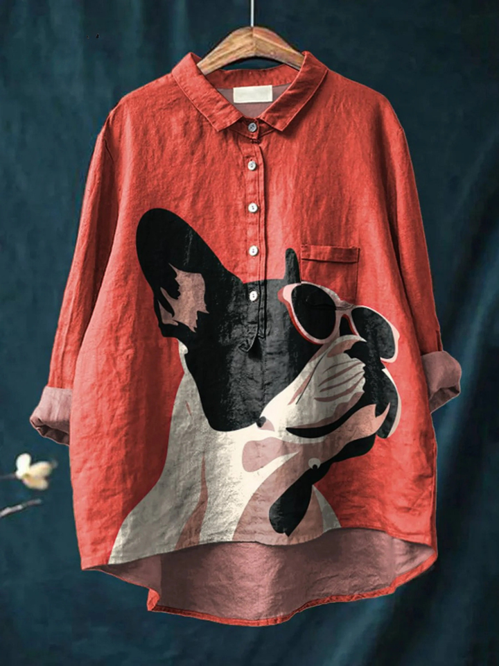 Evie | Camisa Casual com Estampa Decorativa de Bulldog Francês Usando Óculos de Sol em Fundo Vermelho