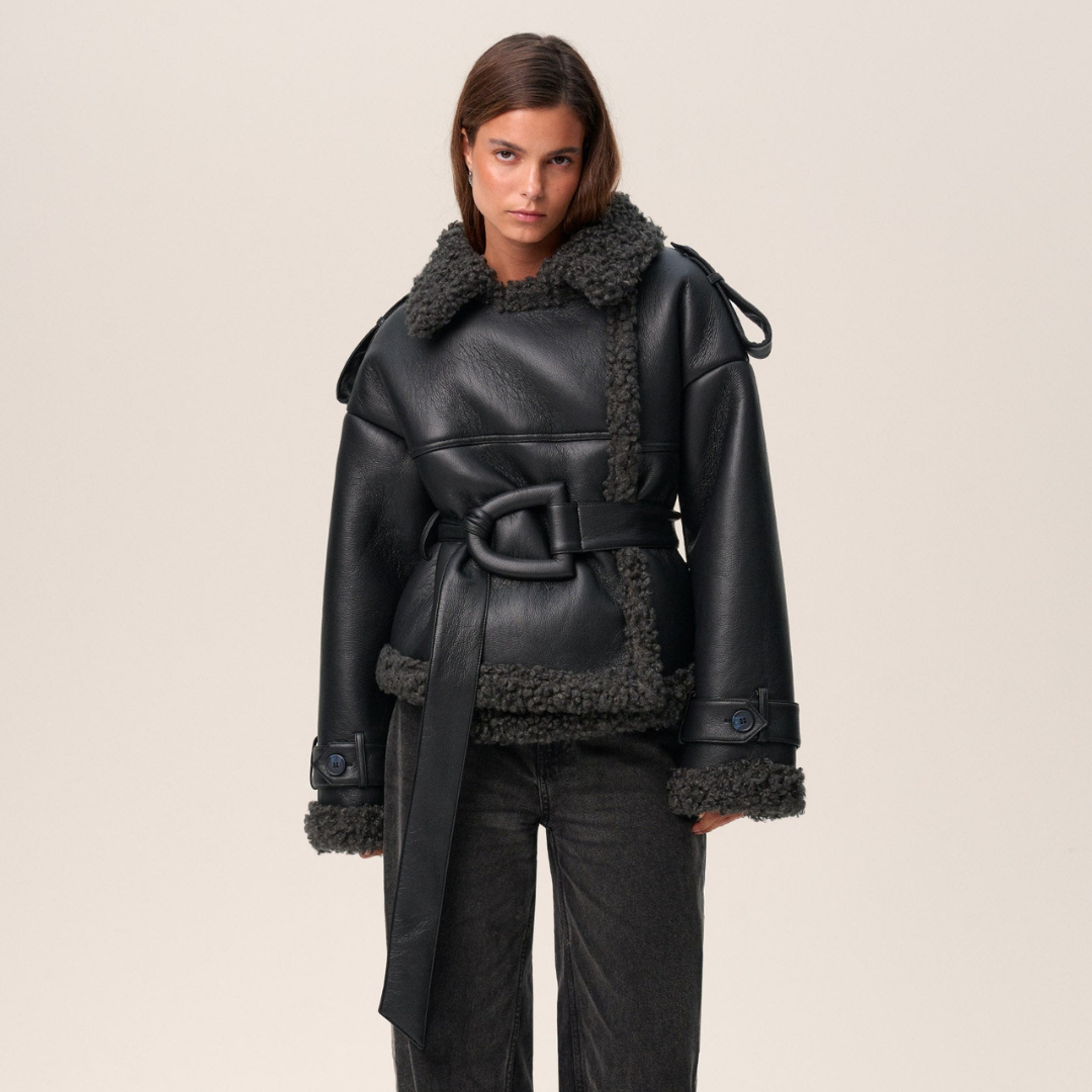 Eullie – Casaco de Shearling com Cinto e Elegância Atemporal