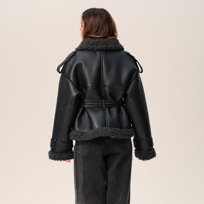 Eullie – Casaco de Shearling com Cinto e Elegância Atemporal