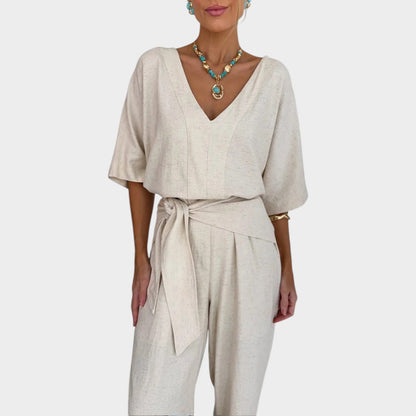 Vivienne | V-hals jumpsuit med bælte og vide ben