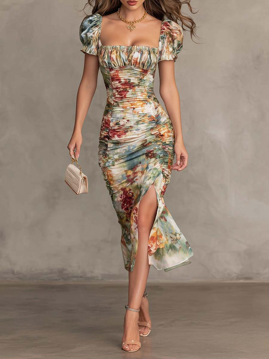 Retro og elegant blomsterprintet midi-kjole med firkantet hals og rynkede detaljer