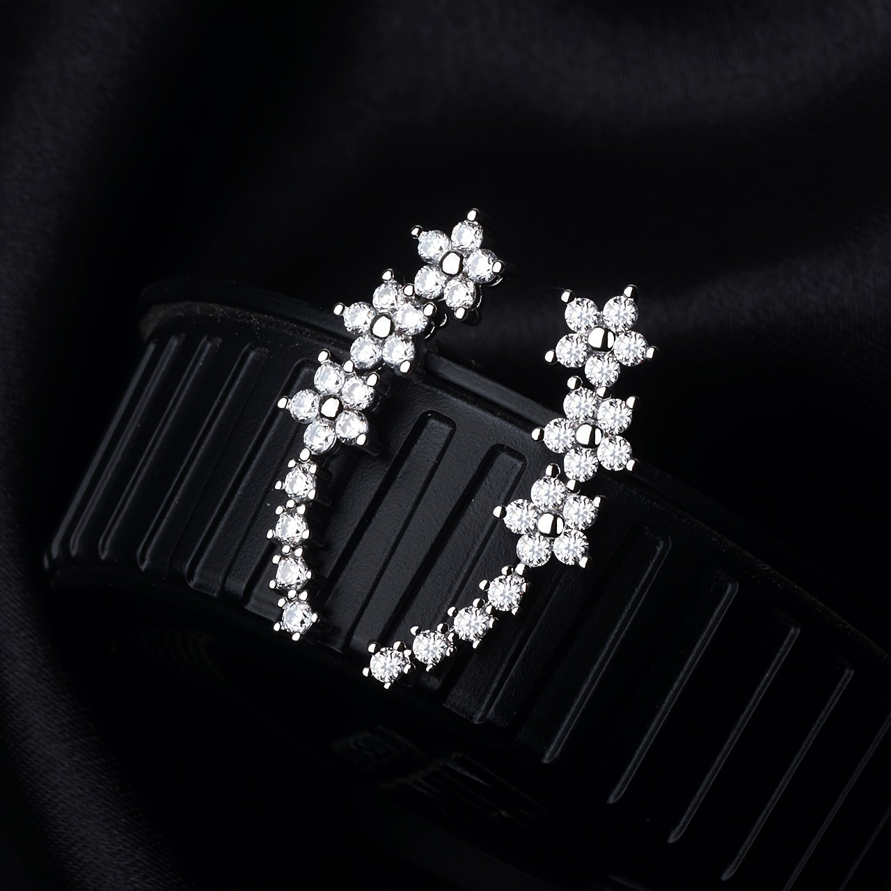 BRINCOS DOURADOS FLORAIS COM CRISTAIS RHINESTONE