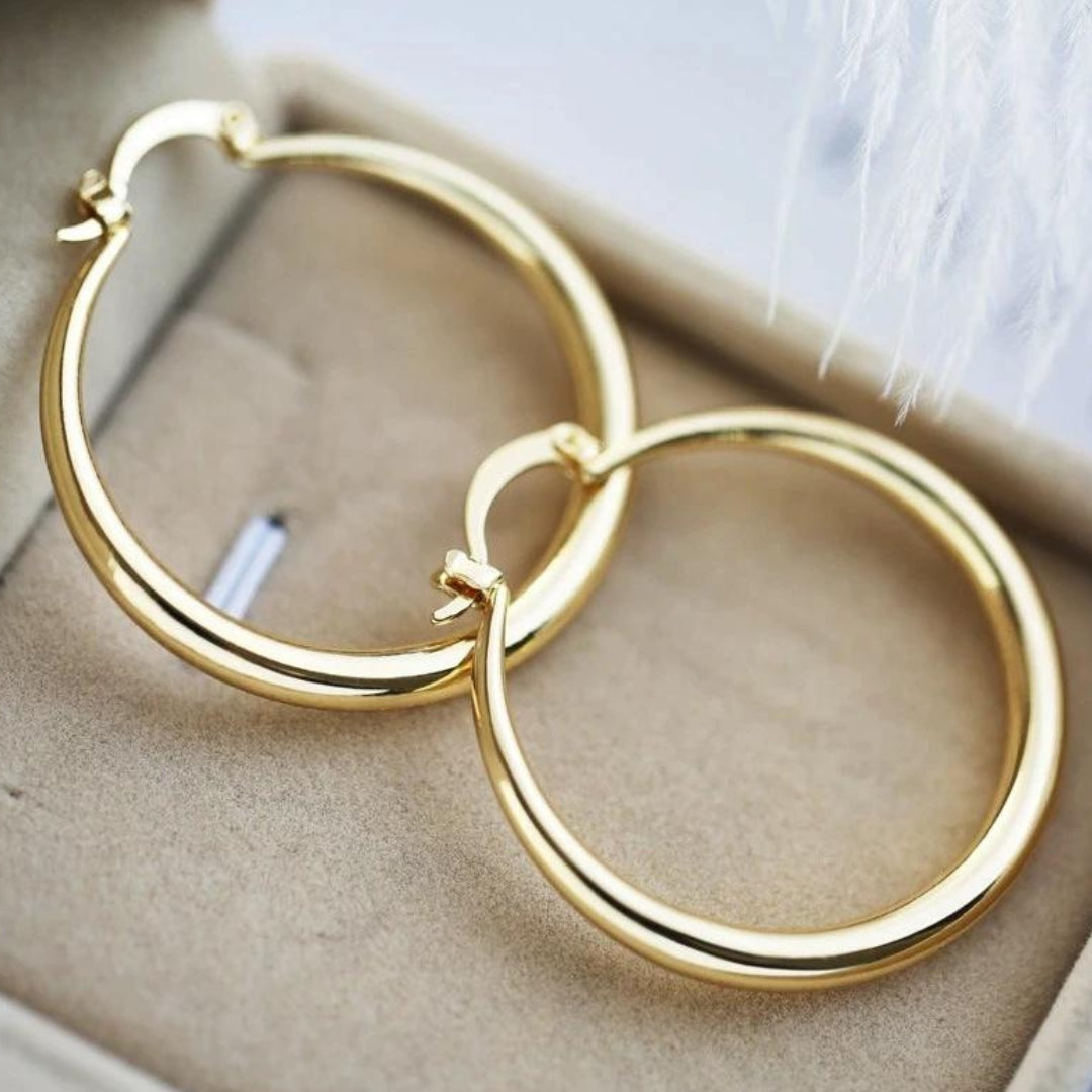 Zeitlose Gold-Statement-Ohrringe
