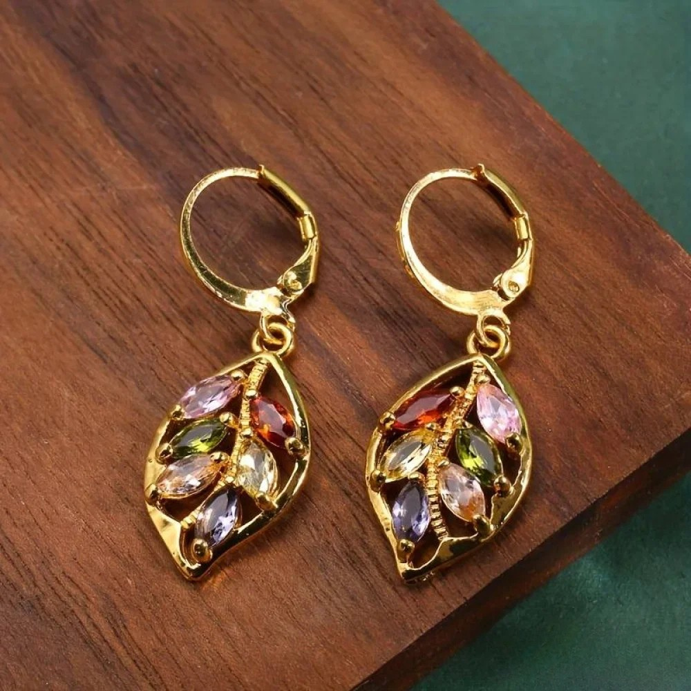 SYLVANA | BRINCOS VINTAGE FOLHA DOURADA COM ZIRCÔNIA COLORIDA