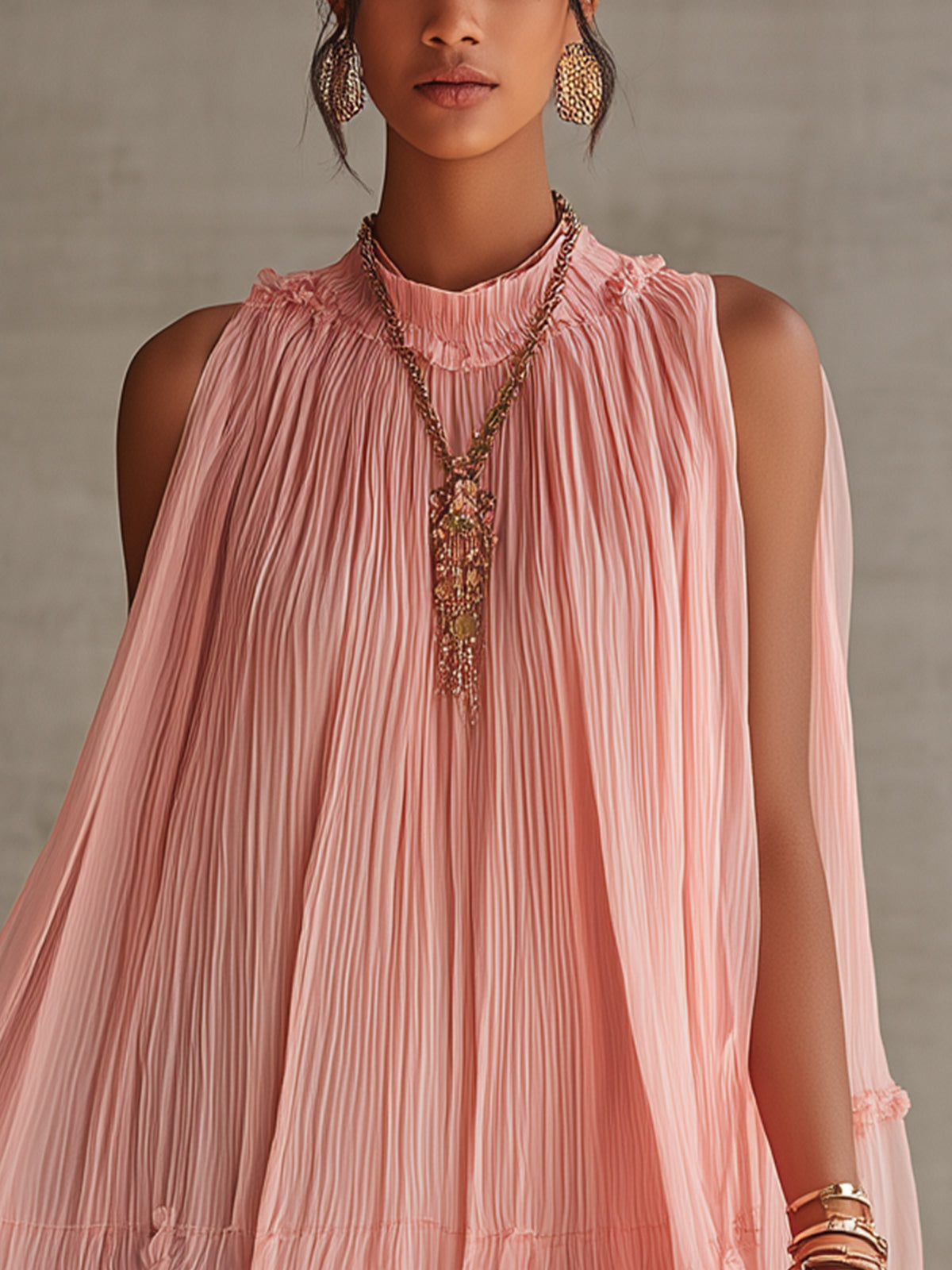 Lyserød halterneck kjole med flæser i chiffon og bobleformet mini-design