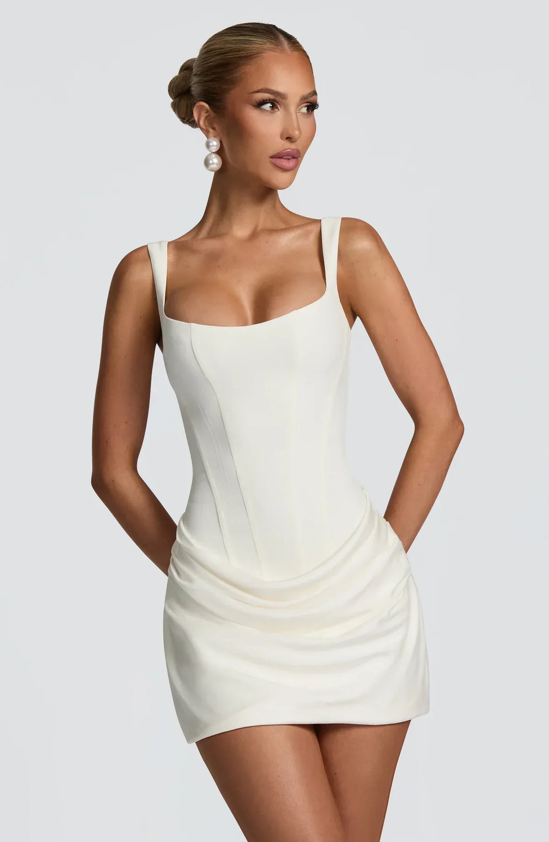 Vestido Mini Franzido com Decote Quadrado e Alças Largas