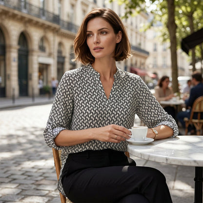 Lyra | Bluse med geometrisk print og V-hals