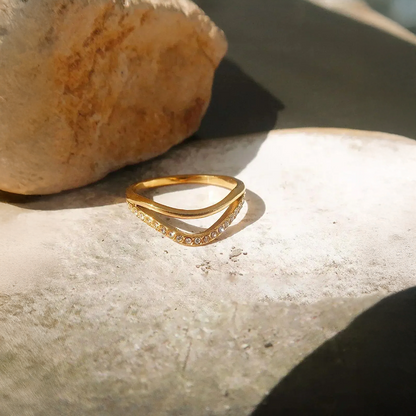 Luména | Wave-ring med glitrende og sofistikeret design