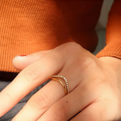 Luména | Wave-ring med glitrende og sofistikeret design