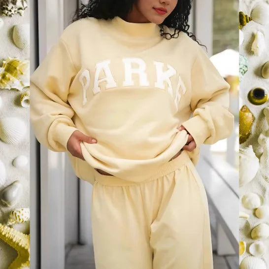 Moletom de tricô feminino com gola alta e letras estilo universitário